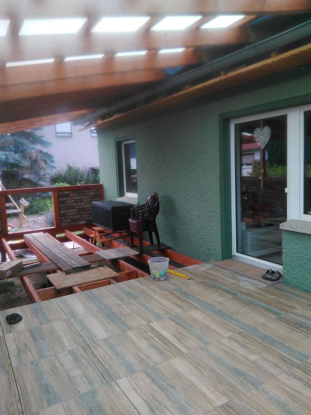 Professionell verlegter Terrassenbelag von der Dachdeckerei Niese in Fehrbellin