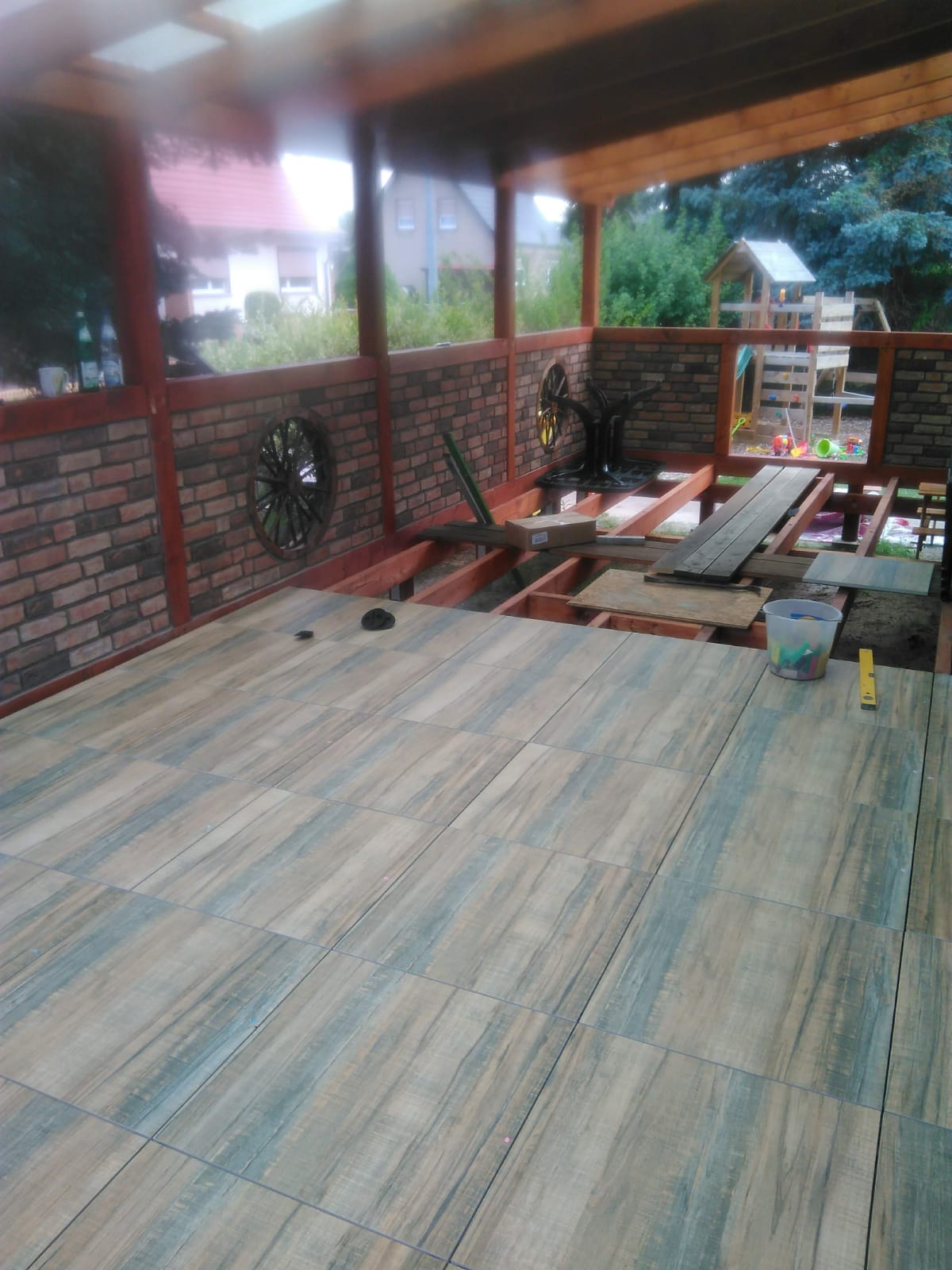 Terrassenbelag Montage durch Dachdeckerei Niese